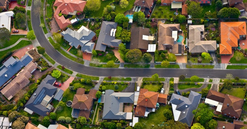 Uma foto aérea de todas as belas casas em um bairro localizado em Dallas, Tx